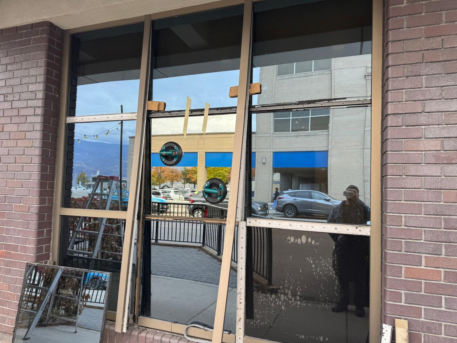 Commercial window glass installation